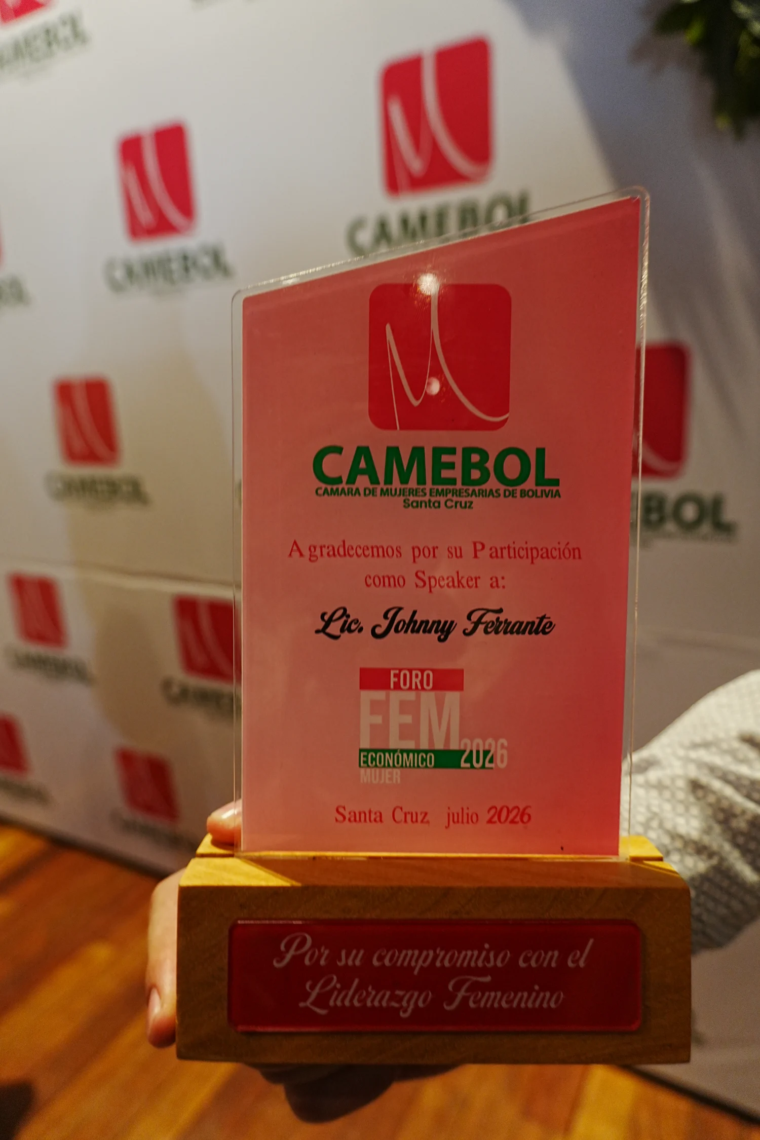 Placa de CAMEBOL a Johnny Ferrante como speaker del Foro FEM Económico Mujer 2026